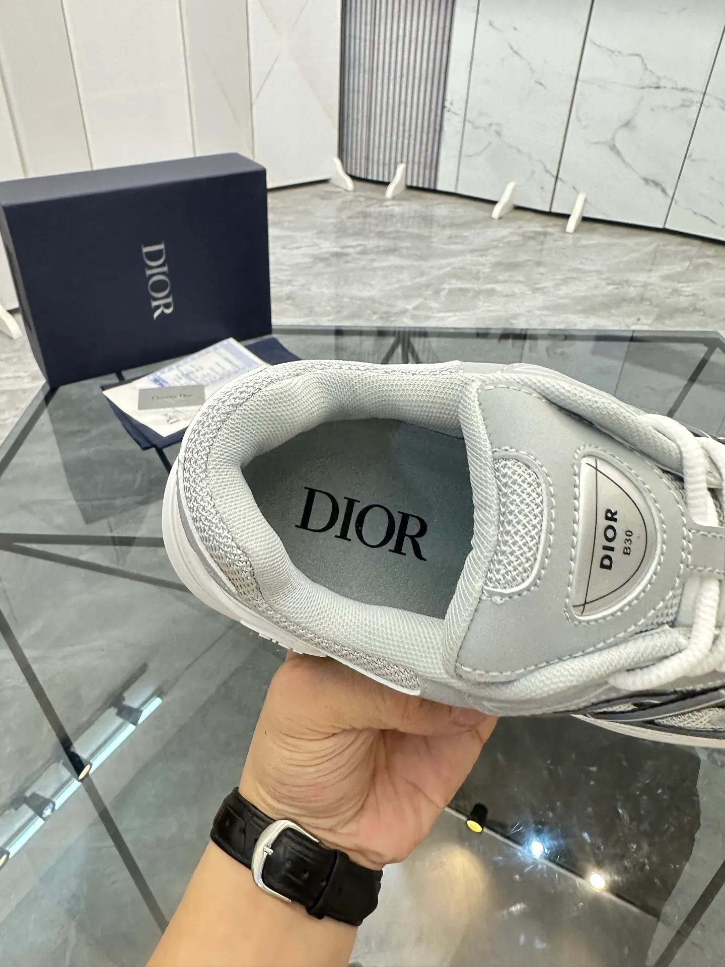 Men's shoes: 💰P400¥ Available in Guangzhou Product trademark: Dior* "Dior*" low-top casual shoes Regular size: 35-46 (can be customized to 47) Couple style Product materials: Upper imported cowhide stitched with original fabric, breathable lining, ultra-light foam original outsole. No.: 007